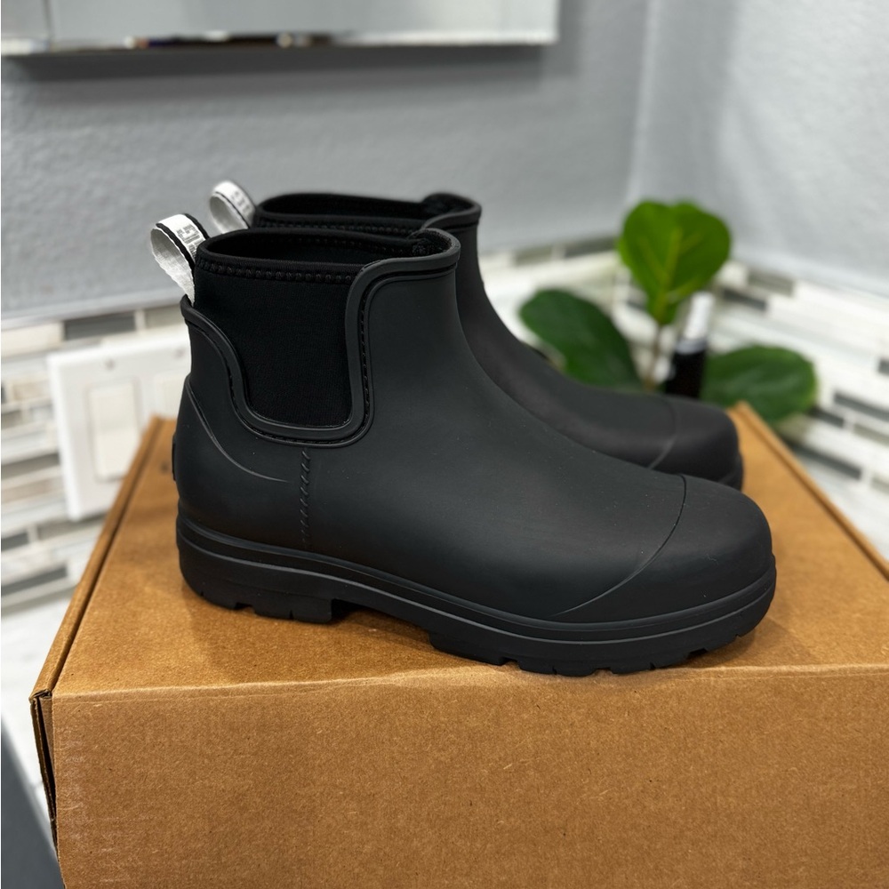Ugg rain boots women’s size 9
